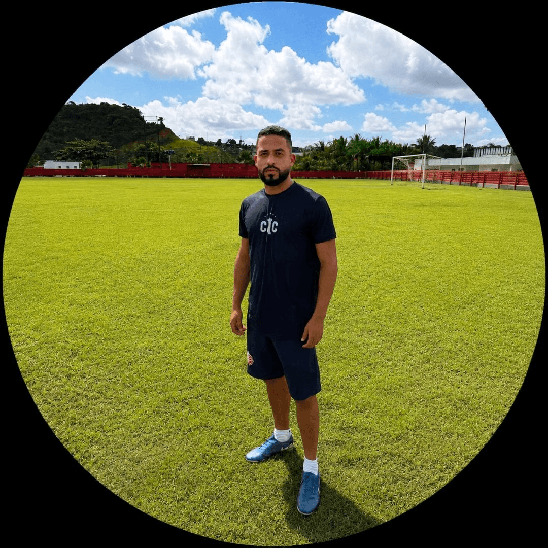 Vitor Queiroz em um campo de futebol