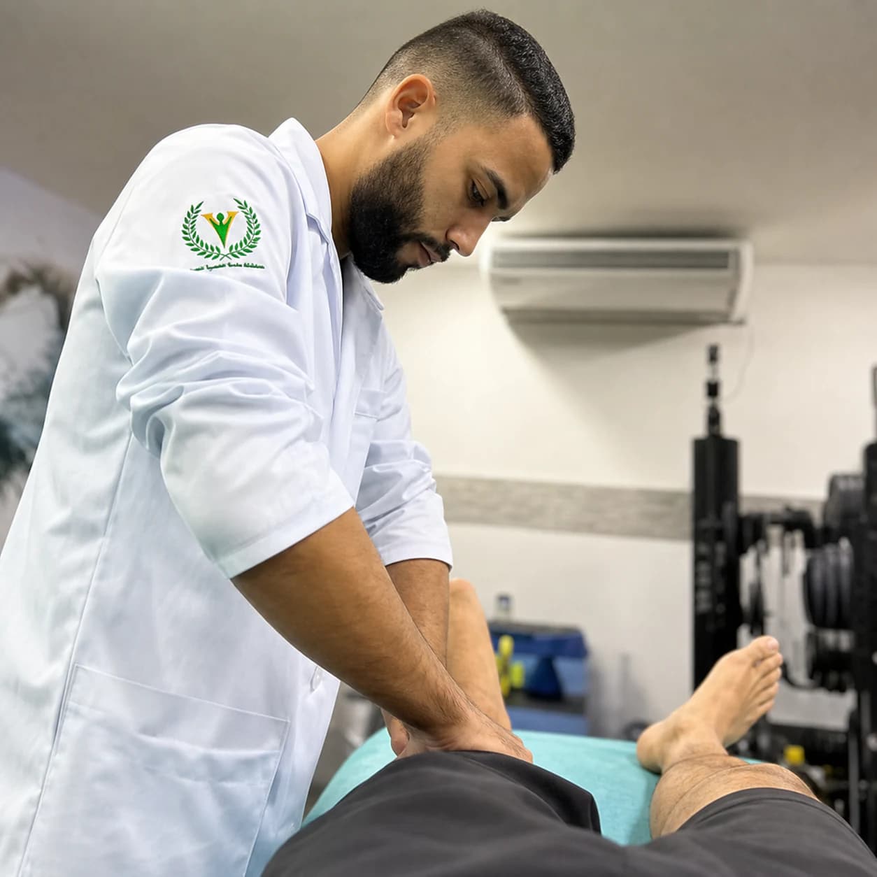 Vitor Queiroz realizando atendimento fisioterapêutico individual